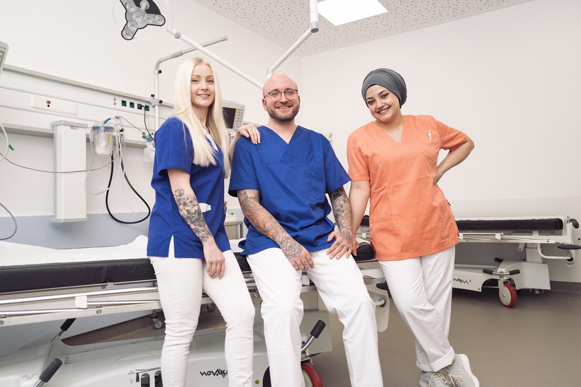 Pflegeteam GFK Pflegeteam der Geriatrischen Fachklinik Rheinhessen-Nahe - zwei Pflegerinnen mit einem Pflege in Behandlungsraum