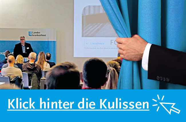 Hand zieht Vorhang weg