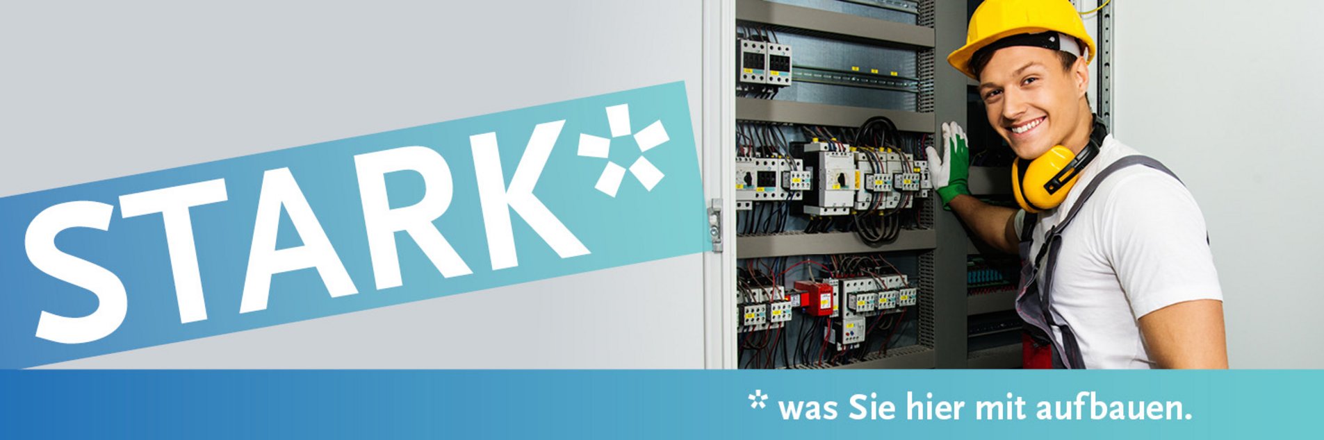 Techniker steht vor offenem Serverschrank.