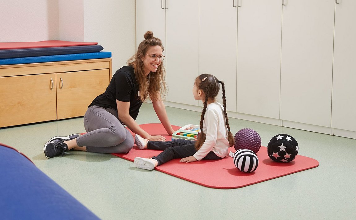 Kind in der Behandlung Kind in der Physiotherapie