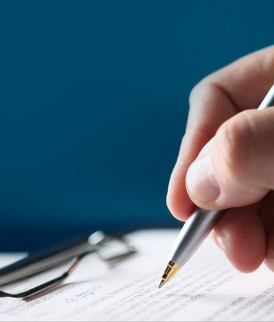 Hand hält Stift