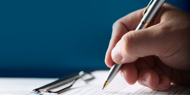 Hand hält Stift