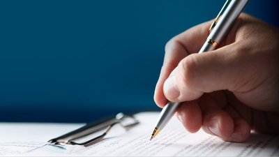 Interventionstreffen Hand hält Stift