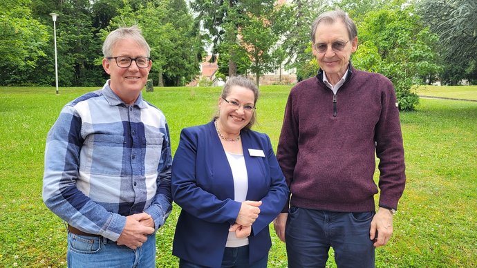 Blicken auf  ein 25 Jahre andauerndes, sehr wichtiges medizinisches Versorgungsangebot in der Region zurück: Chefarzt Prof. Michael Huss, die Abteilungsleiterin Pflege und Erziehungsdienst, Kirsten Sartorius, und Chefarzt a. D. Dr. Andreas Stein (von links). 