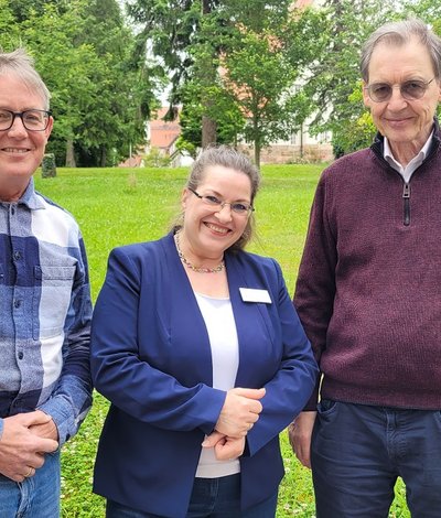 Blicken auf  ein 25 Jahre andauerndes, sehr wichtiges medizinisches Versorgungsangebot in der Region zurück: Chefarzt Prof. Michael Huss, die Abteilungsleiterin Pflege und Erziehungsdienst, Kirsten Sartorius, und Chefarzt a. D. Dr. Andreas Stein (von links). 