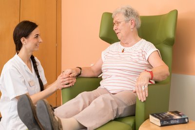 Pflegerin mit Patientin