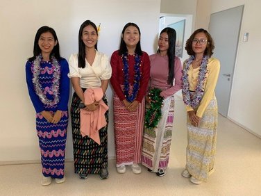 Myanmar Ankunft Gruppe Gruppe junger Frauen aus Myanmar