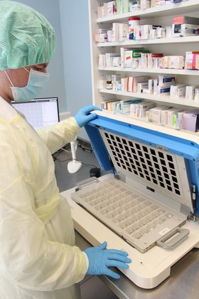 Mitarbeiter in der Apotheke der Rhein-Mosel-Fachklinik Andernach Unit Dose