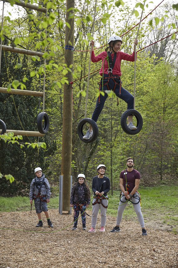 Kinder und Jugendliche im Kletterwald