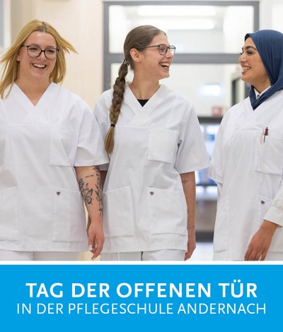 Drei Pflegeschülerinnen gehen gemeinsam über einen Gang.