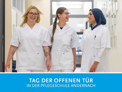 Drei Pflegeschülerinnen - Werbebild für den Tag der offenen Tür in der Pflegeschule Andernach