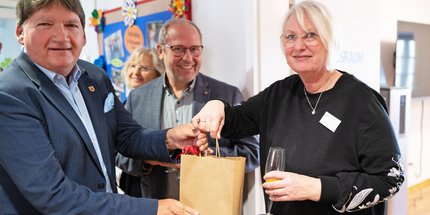Landrat Heiko Sippel brachte nette Worte und ein Geschenk mit, das er Bettina Koch, Mitarbeiterin der ersten Stunde, überreichte. In der Mitte der Landtagsabgeordnete Heiner Illing.