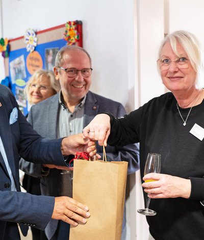 Landrat Heiko Sippel brachte nette Worte und ein Geschenk mit, das er Bettina Koch, Mitarbeiterin der ersten Stunde, überreichte. In der Mitte der Landtagsabgeordnete Heiner Illing.