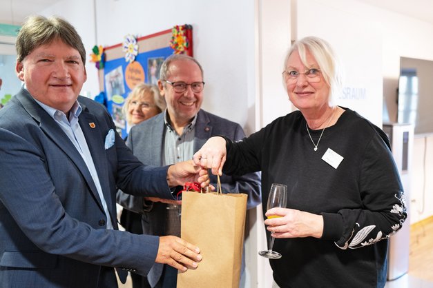 Landrat Heiko Sippel brachte nette Worte und ein Geschenk mit, das er Bettina Koch, Mitarbeiterin der ersten Stunde, überreichte. In der Mitte der Landtagsabgeordnete Heiner Illing.