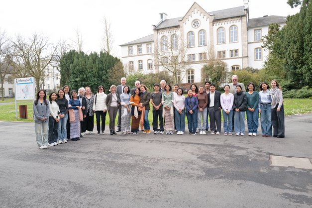 Der Verein Myanmar-Partner und die Rhein-Mosel-Fachklinik Andernach blicken auf eine sehr erfolgreiche Zusammenarbeit zurück. Jetzt wurden fünf weitere junge Menschen als neue Mitarbeiter:innen begrüßt. Der Verein Myanmar-Partner und die Rhein-Mosel-Fachklinik Andernach blicken auf eine sehr erfolgreiche Zusammenarbeit zurück. Jetzt wurden fünf weitere junge Menschen als neue Mitarbeiter:innen begrüßt.