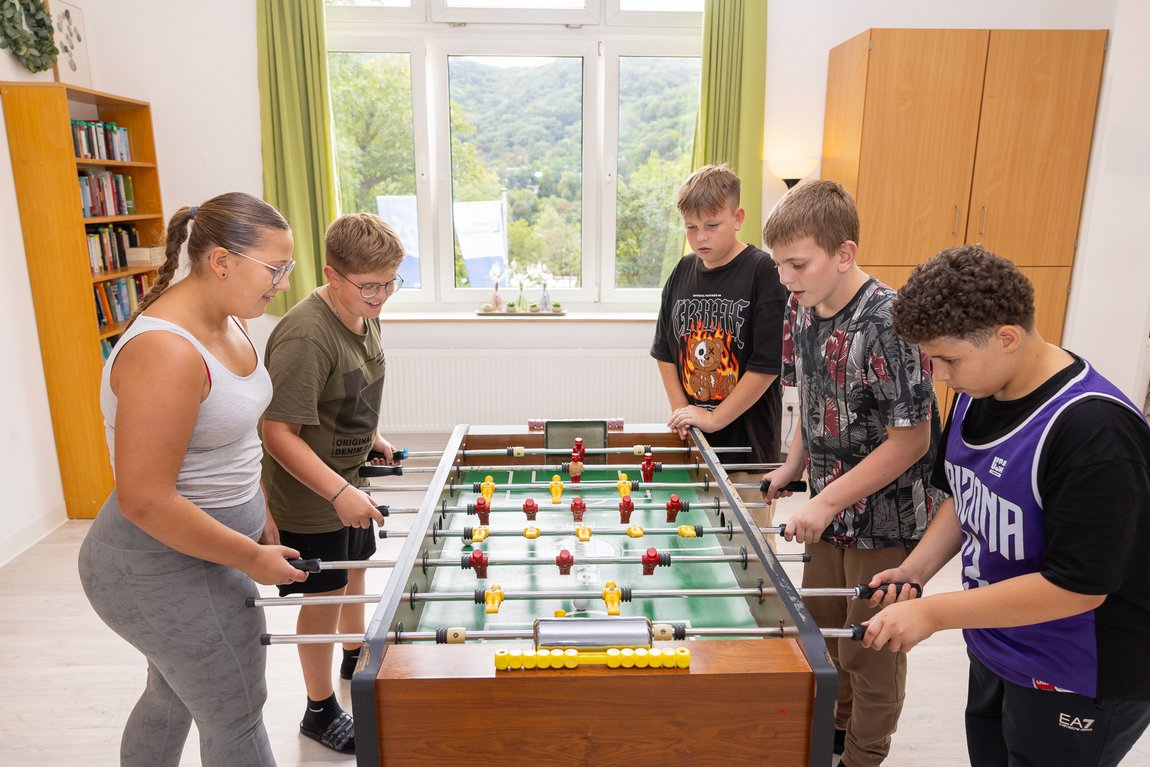 Jungendliche spielen Kicker