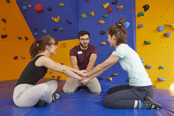 Gruppe auf Matte kniend vor Bolderwald
