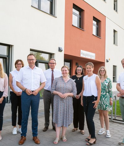 Die rheinland-pfälzische Familienministerin Katharina Binz (mi.) besuchte die Rheinhessen-Fachklinik Mainz. 