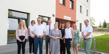 Die rheinland-pfälzische Familienministerin Katharina Binz (mi.) besuchte die Rheinhessen-Fachklinik Mainz. 