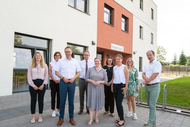 Die rheinland-pfälzische Familienministerin Katharina Binz (mi.) besuchte die Rheinhessen-Fachklinik Mainz. 