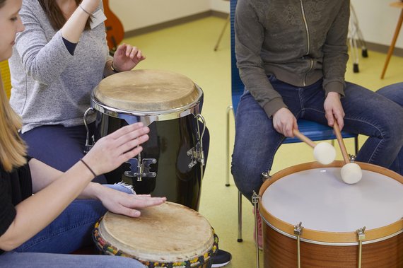 Personen trommeln