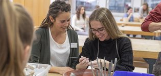Ergotherapeutin bei der Ausbildung