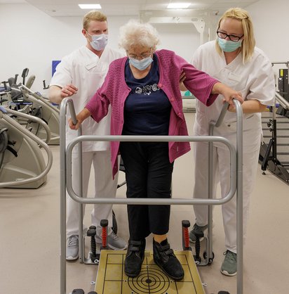 Geriatrische Rehabilitation an der Geriatrischen Fachklinik Rheinhessen-Nahe. Foto: Tobias Vollmer Geriatrische Rehabilitation an der Geriatrischen Fachklinik Rheinhessen-Nahe. Foto: Tobias Vollmer