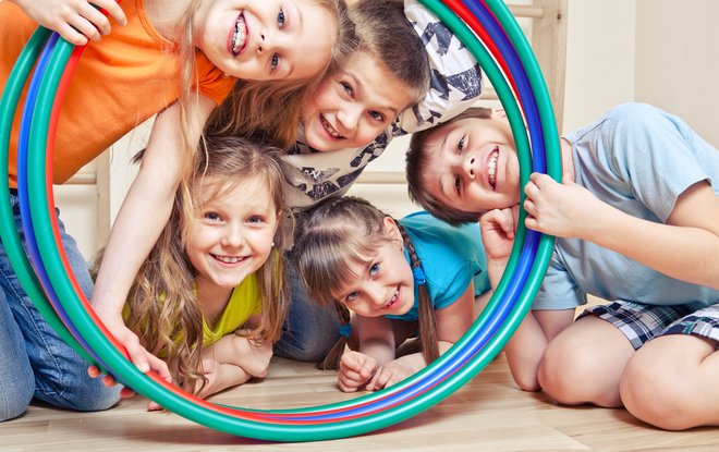 Kinder schauen durch Hulahoop