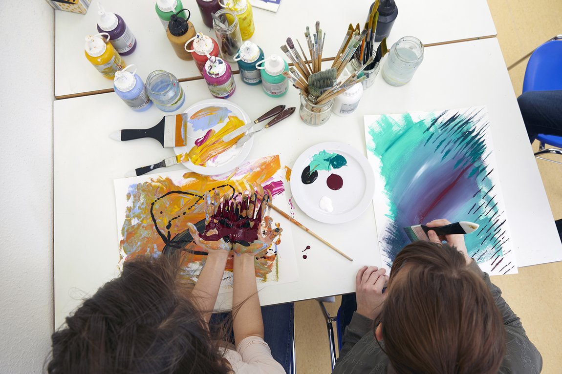 Blick von oben auf ein Bild, welches gemalt wird