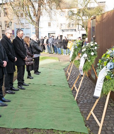 Zum Tag des Gedenkens an die Opfer des Nationalsozialismus wurden am Spiegel-Container in Andernach Kränze niedergelegt (v. l.): der Ärztliche Direktor der RMF, Dr. Andreas Konrad, der Kaufmännische Direktor der RMF, Dr. Thorsten Junkermann, Bürgermeister Claus Peitz, Oberbürgermeister Christian Greiner, RMF-Pflegedirektorin Yvonne Brachtendorf und Norbert Klamp.
