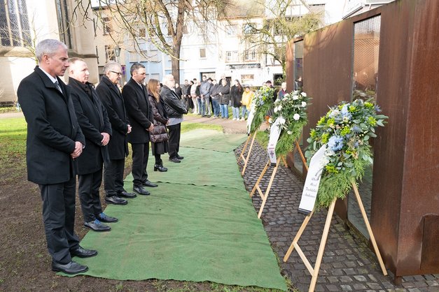 Zum Tag des Gedenkens an die Opfer des Nationalsozialismus wurden am Spiegel-Container in Andernach Kränze niedergelegt (v. l.): der Ärztliche Direktor der RMF, Dr. Andreas Konrad, der Kaufmännische Direktor der RMF, Dr. Thorsten Junkermann, Bürgermeister Claus Peitz, Oberbürgermeister Christian Greiner, RMF-Pflegedirektorin Yvonne Brachtendorf und Norbert Klamp.
