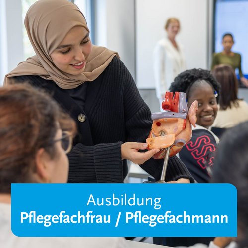 Pflegeschülerin im Unterricht