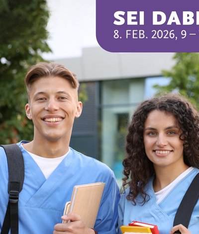 Tag der offenen Tür - zwei Auszubildende blicken in Kamera