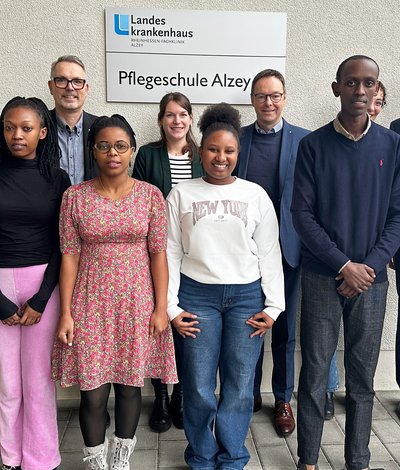 Gruppenfoto Staatssekretärin Heike Raab mit Schülern