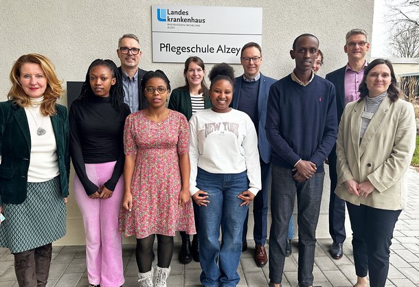 Gruppenfoto Staatssekretärin Heike Raab mit Schülern