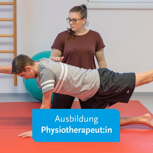 Physiotherapieschüler bei praktischer Übung
