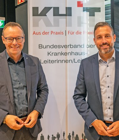 Dr. Alexander Wilhelm (links), Geschäftsführer des Landeskrankenhauses, und Andernachs Oberbürgermeister Christian Greiner (rechts) eröffneten die zweitägige Tagung.