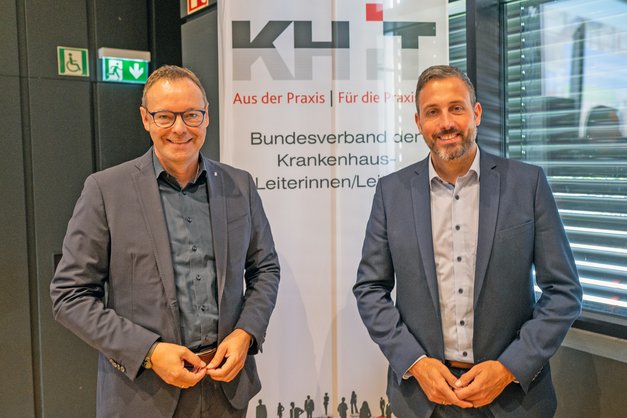Dr. Alexander Wilhelm (links), Geschäftsführer des Landeskrankenhauses, und Andernachs Oberbürgermeister Christian Greiner (rechts) eröffneten die zweitägige Tagung.