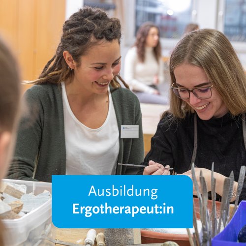 Ergotherapieschülerin mit -lehrerin