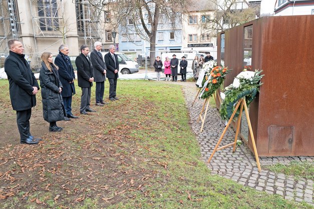 Die Kranzniederlegung am Spiegel-Container mit (v. l.) Dr. Thorsten Junkermann, Yvonne Brachtendorf, Bürgermeister Claus Peitz, Oberbürgermeister Christian Greiner, Martin Engelhardt und Dr. Andreas Konrad.