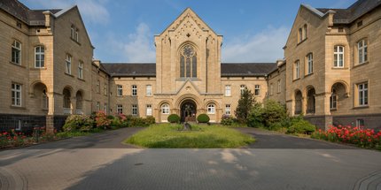 Eingangsgebäude Landeskrankenhaus "Altes Portal"