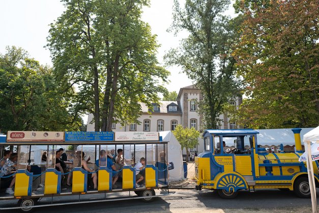 Per Klinik-Express erkundeten die Gäste des Sommerfestes das Gelände.