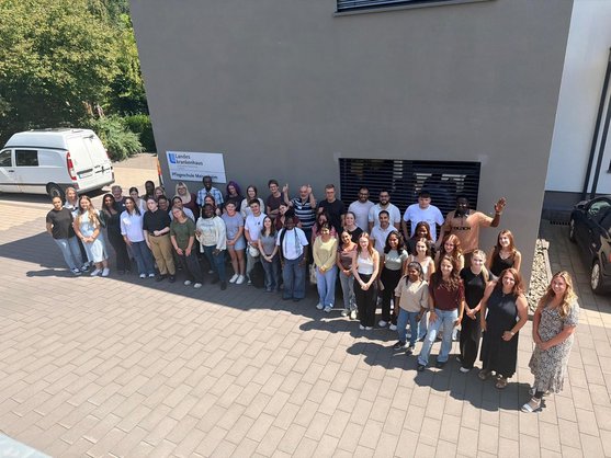 Der größte Kurs der Pflegeschule Meisenheim hat seine Ausbildung begonnen.