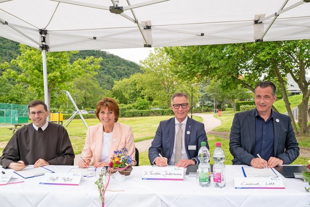Feierliche Unterzeichnung der „Charta der Vielfalt“ im Park der Klinik Viktoriastift