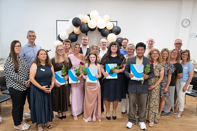Der Kurs 23/26 der Pflegeschule Meisenheim hat seine Examinierungsurkunden erhalten.