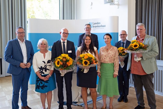 Die Referent:innen des Nachmittags und die neue Führungsriege des Maßregelvollzugs im Landeskrankenhaus.
