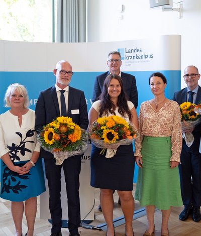 Die Referent:innen des Nachmittags und die neue Führungsriege des Maßregelvollzugs im Landeskrankenhaus.