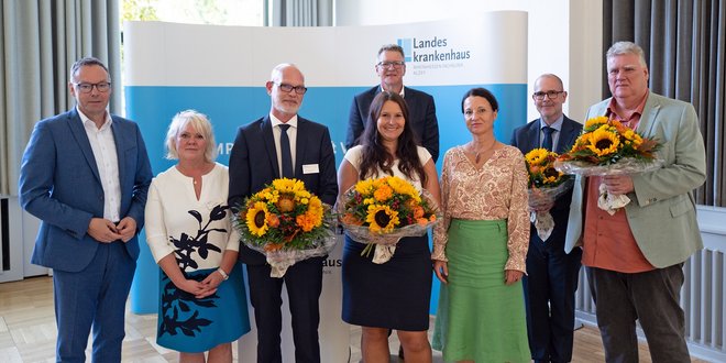 Die Referent:innen des Nachmittags und die neue Führungsriege des Maßregelvollzugs im Landeskrankenhaus.
