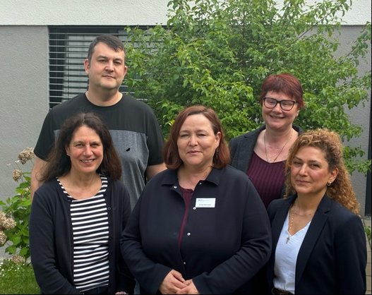 Anke Kahmeier (Mitte), Christina Auer (hinten rechts) und Artur Hübner (hinten links) besuchten ein Pflegezentrum von Vitos Herborn.