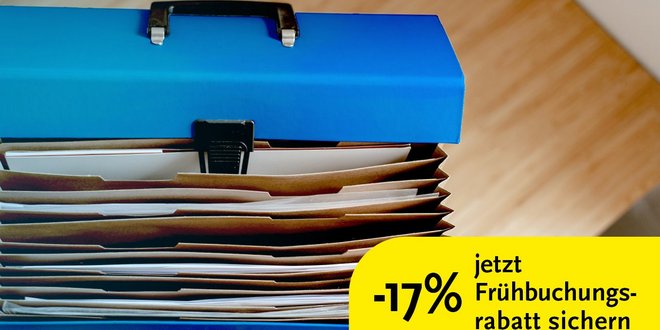 Offener Aktenkoffer mit Dokumenten